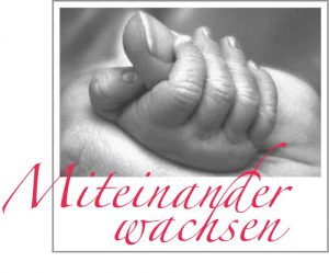 Das Logo der individuellen Beratung Miteinadner wachsen zeigt eine Babyhand, die einen Daumen umschließt.